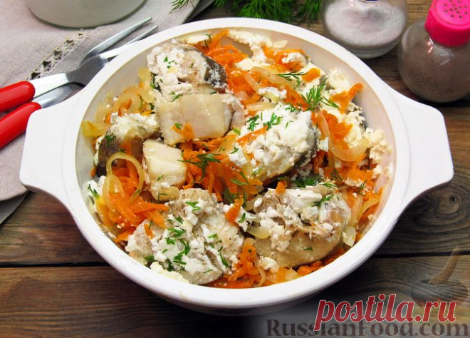Рецепт: Минтай, запечённый с овощами, в сметане (в микроволновке) на RussianFood.com