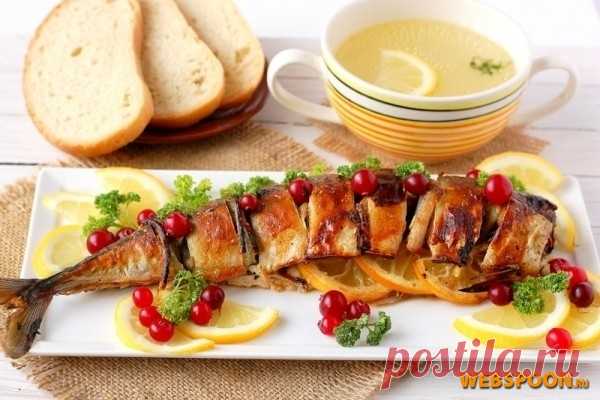 Скумбрия запечённая с луком и лимоном с фото | Рецепт скумбрии запечённой с луком и лимоном  Скумбрия с корочкой 
Предлагаю приготовить ароматную и сочную скумбрию с хрустящей  золотистой корочкой. Скумбрия запекается в духовке уже нарезанная порционно, что в дальнейшем значительно облегчит её подачу.  
Сметана, которой мы смазываем скумбрию перед запеканием, придаст рыбе сочность и способствует тому, что на рыбе сверху образуется чудесная золотистая корочка, которая высту...