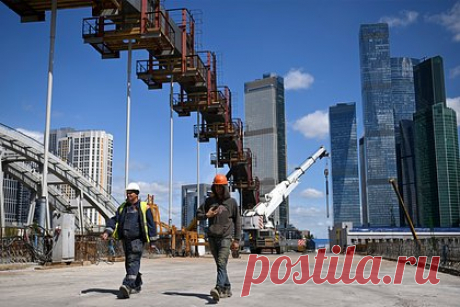 Собянин рассказал о новой московской магистрали. В столице завершается строительство Северного дублера Кутузовского проспекта. О скором открытии новой магистрали рассказал мэр Москвы Сергей Собянин. Специалисты завершают укладку верхнего слоя асфальта, наносят дорожную разметку, красят парапеты, устанавливают знаки дорожного движения и шумозащитные экраны.