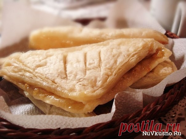 Слоёнки с банановой начинкой ·