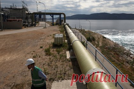 В Греции заработал терминал СПГ для замены российского газа. Первая пробная партия сжиженного природного газа прибыла на новую плавучую станцию хранения и регазификации в греческом Александруполисе, которая должна стать новой точкой входа в страну этого вида топлива. Проект, деньги на который выделил Евросоюз, способен заменить поставки российского газа.