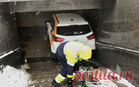 Водитель каршеринга въехал в подземный переход на западе Москвы. В Москве водитель каршерингового автомобиля не справился с управлением и съехал в подземный пешеходный переход, говорится в сообщении столичного департамента транспорта в Telegram.
