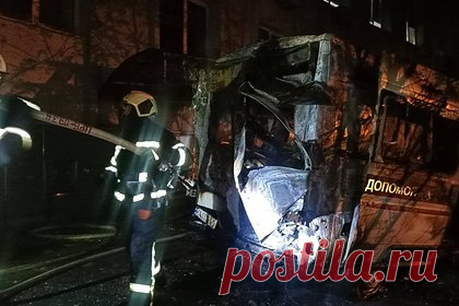 В Киеве на территории больницы загорелась машина скорой помощи. На территории Александровской больницы в Киеве загорелась машина скорой помощи, об этом сообщила городская военная администрация украинской столицы. Во время пожара погибла женщина ориентировочно 92 лет, еще одна получила ожоги 1-2 степени. Взрыва не было, пожар в настоящее время ликвидирован.