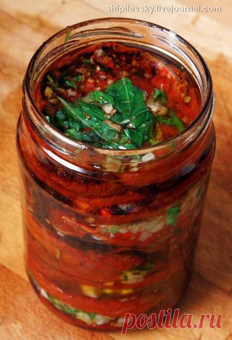 Быстрые помидоры по-корейски

Отличная закуска, которая радует любой праздничный стол - помидоры по корейски. Делается быстро и легко. Вкусно!

Ингредиенты:

-2 кг помидор порезать крупно (пополам)
-4 шт. болгарских перца
-2 головки чеснока
-зелень

Заправка:

-100 гр. уксуса
-100 гр. растит. масла
-100 гр. сахара
-2 ст. л. соли.

Приготовление:

Перец, чеснок (слова автора: я добавляла 2 шт. горького перца) перекрутить на мясорубке . Перемешать. Зелень порезать.
Укладыват...
