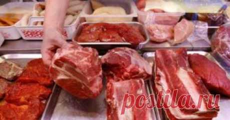 Вот почему мыть мясо перед готовкой смертельно опасно! Приходишь с рынка, разворачиваешь бережно упакованный мясником сверток или вынимаешь куриное филе из пакета, и тут же приходит мысль в голову: а не ополоснуть ли купленный продукт под проточной водой …