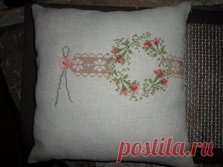 Кружева и венок из роз. Весенние подушки.