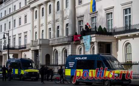 Проукраинские активисты захватили «особняк Дерипаски» в Лондоне. Активисты вывесили на фасаде транспарант «Эта собственность была освобождена». В заявлении от имени «анархистов» в Twitter говорится, что таким образом они хотели «показать солидарность» с Украиной