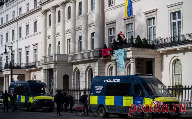 Проукраинские активисты захватили «особняк Дерипаски» в Лондоне. Активисты вывесили на фасаде транспарант «Эта собственность была освобождена». В заявлении от имени «анархистов» в Twitter говорится, что таким образом они хотели «показать солидарность» с Украиной