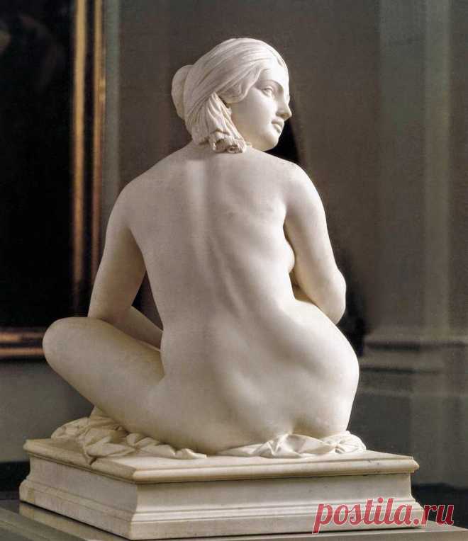 Odalisque- Одалиска
James Pradier Odalisque (1841) :H1.050 x L0.610 x P0.940 m : Marbre 
Musée des Beaux-Arts de Lyon, France
Жан Жак Прадье - Одалиска (1841): H1,050 x W0,610 x D0,940 м: мрамор 
Музей изобразительных искусств Лиона, Францияодалиска
Эта голая молодая женщина, сидящая на полу и чья одежда соскользнула на землю, представляет собой одалиску. Происхождение от турецкого Odalik, этот термин относится к женщине, живущей в гареме, служащем султану в Османской империи.