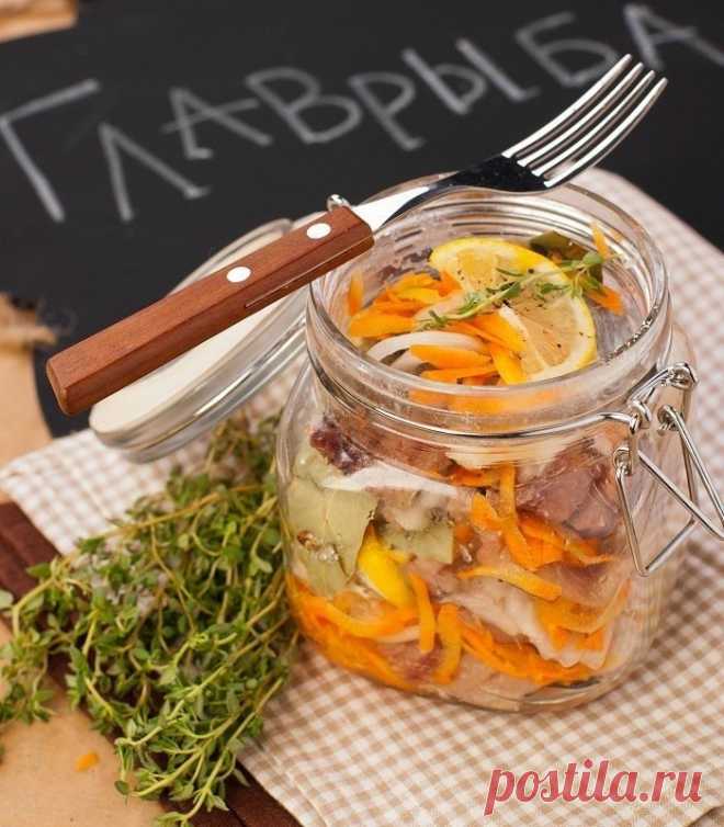 Селёдка по-голландски - вкусно нереально!
на 100грамм - 105.39 ккалБ/Ж/У - 9.29/5.8/4.18

Ингредиенты: 
Сельдь свежемороженная - 2 шт. 
Лук - 2 шт. 
Лимон - 0,5 шт. 
Подсластитель - 1 ч.л 
Соль - 4 ч.л. 
Морковь - 1 шт. 
Лавровый лист - 10-12 шт. 
Чёрный перец - 8-10 горошин (крупно-молотых) 
Выход: две 0,5 л банки (4-6 порций)

Приготовление: 
Лимон нарезаем тонкими кружочками. 
Морковь трем на крупной терке. 
Лук нарезаем кольцами. 
Выкладываем слоями в банку: на дно — н...