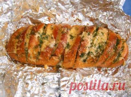 БАТОН ЗАПЕЧЕННЫЙ С СЫРОМ И ЧЕСНОКОМ Вкусно ,быстро и сытно . Видео рецепт прилагается Ингредиенты: - 1 "вчерашний" багет - 100 г сыра - 100 г размягченного сливочного масла - 2-3 зубчика чеснока - зелень петрушки и укропа Приготовление: 1. Сыр натираем на терке, выдавливаем через чеснокодавилку чеснок, добавляем мягкое масло и мелко порезанную зелень. 2. Все тщательно перемешиваем. В багете делаем надрезы наискосок прорезая не до конца и хорошенько заполняем их сырной начинкой. 3. Заворачиваем б