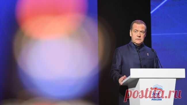 Российская молодежь способна строить будущее своими руками, заявил Медведев