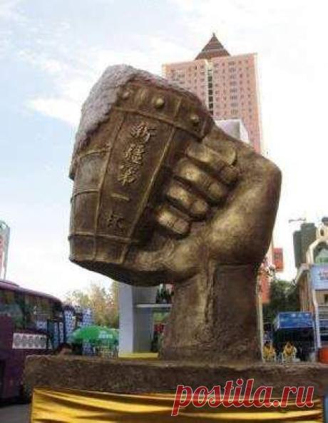 Китай. Памятник пиву
