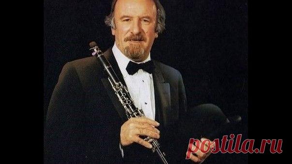 Кларнет мы слушаем не так уж часто. Сегодня - потрясающий кларнет! 
28 января 1929 года родился Акер Билк, британский кларнетист, один из величайших джазовых исполнителей второй половины XX века. 
Его сценический облик — козлиная бородка, шляпа-котелок и полосатый жилет так же узнаваемы, как и глубокий, богатый, мягкий звук его кларнета и особый, чуть ленивый стиль игры... Завораживает!