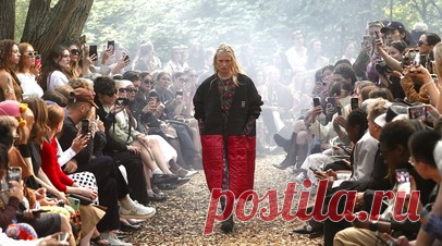 Красный — хит, возвращение баски и змеиный принт: что будет модно осенью и зимой сезона-2025/26. В моде силуэт «песочные часы», подчёркнутая женственность и оригинальное декорирование. Намечается также тенденция ухода от эстетики 2000-х и Y2K, теперь в моде вещи из следующего десятилетия — 2010-х. На смену леопардовому и коровьему принтам приходит змеиный. Что ещё дизайнеры предлагают носить в сезоне осень-зима — 2025/26? Читать далее