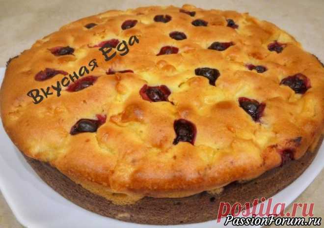 Нежный и мягкий пирог с яблоками и ягодами - запись пользователя Вкусная Еда (Вкусная Еда) в сообществе Болталка в категории Кулинария Ингредиенты - 300 гр муки - 1 пачка разрыхлителя (12г) - щепотка соли - 230 гр сахара - 100 мл растительного масла - 250 мл кефира - пачка ванильного сахара (10 гр) - 2 яйца - 2 ст.л.