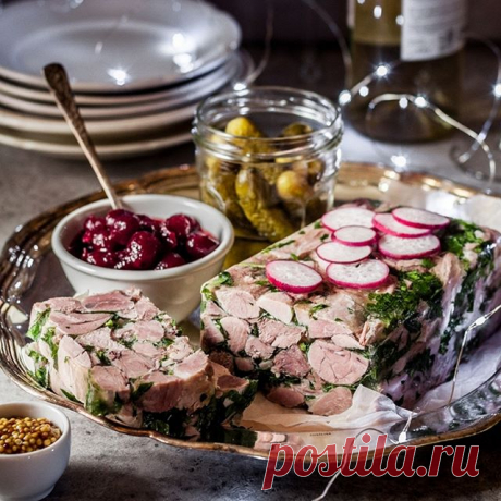Christmas Ham Hock Terrine / Этот террин уже был в моем ИГ, а теперь он в новогоднем антураже для...
❄️❄️❄️
... конкурса от @okuprin и @breadsalt.publisher #новыйгодсакцентом
❄️❄️❄️
и для конкурса #creme_brulee_застолье в журнале @creme_brulee_mgzn. Судьи @marjoriolesya @dariasaveleva84 @happy_poli
Спонсоры  @photofon_kz
❄️❄️❄️
Террин-холодец из свинины
Ингредиенты (на 8 порций):
Рулька свиная – 4 шт.
Лук (очищенный, разрезанный пополам) – 1 шт.
Морковь (очищенная, крупно ...