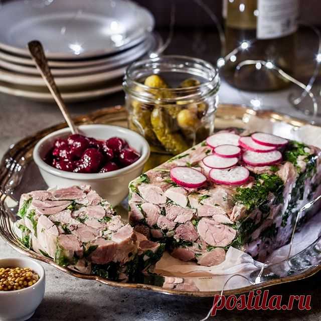Christmas Ham Hock Terrine / Этот террин уже был в моем ИГ, а теперь он в новогоднем антураже для...
❄️❄️❄️
... конкурса от @okuprin и @breadsalt.publisher #новыйгодсакцентом
❄️❄️❄️
и для конкурса #creme_brulee_застолье в журнале @creme_brulee_mgzn. Судьи @marjoriolesya @dariasaveleva84 @happy_poli
Спонсоры  @photofon_kz
❄️❄️❄️
Террин-холодец из свинины
Ингредиенты (на 8 порций):
Рулька свиная – 4 шт.
Лук (очищенный, разрезанный пополам) – 1 шт.
Морковь (очищенная, крупно ...