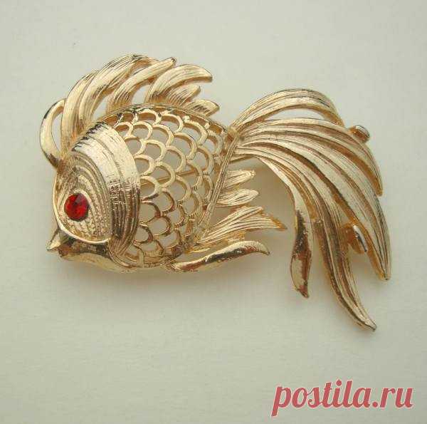 Fantail Fish Brooch Pin Girly Feminine Red Rhinestone Eyes Jewelry – Sharon's Vintage Jewelry