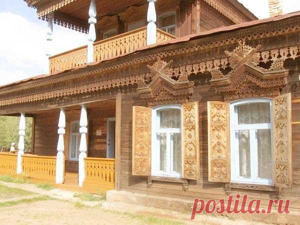 Красивый резной дом