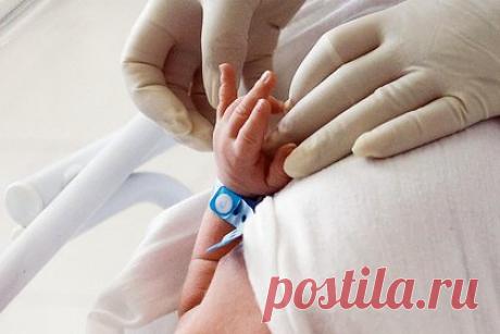 17-летняя россиянка легла в больницу с аппендицитом и внезапно родила в туалете. 17-летняя жительница Ступино Московской области легла в больницу с подозрением на аппендицит и внезапно родила в туалете. Об этом сообщает Telegram-канал Shot. По данным издания, россиянка не знала о своей беременности. С 21-летним отцом ребенка она познакомилась летом 2022 года.