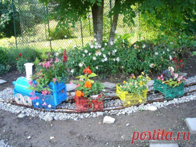 Паровозик из пластиковых ящиков Идея для сада