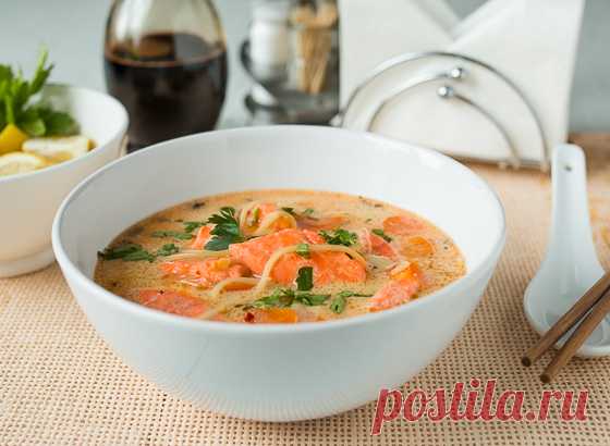 Суп из лосося с лапшой в тайском стиле на Вкусном Блоге Вкусный суп. С сильным азиатским ароматом и вкусом, сытный, острый… я в него почти влюбилась 🙂 При его приготовлении я пошла на легкую авантюру – вместо рисовой или яичной лапши, которая должна бы была быть здесь по логике вещей, я использовала пасту капеллини (как спагетти, только очень тонкие). Вышло отлично,…