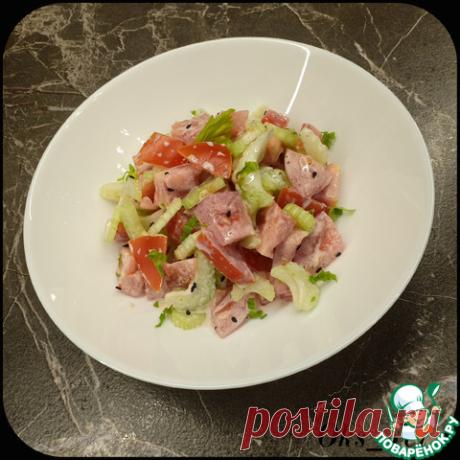 Салат из сельдерея и помидоров. Очень легкий, вкусный и полезнейший салатик из минимального количества ингредиентов прекрасно дополнит ваш обед или ужин.