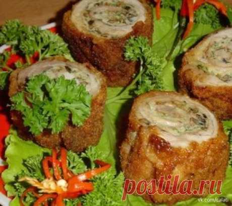 Закуска "Пенечки"

Ингредиенты:

●250 г свинины
●50 г грибов (шампиньоны)
●3 яйца
●1/2 лука
●30 г муки
●сухари панировочные
●масло растительное
●зелень
●соль
●перец черный (молотый)

Ингредиенты:

Начинаем работу с приготовления омлета. Обжариваем лук и грибы. Взбиваем яйца, добавляем нарезанную зелень, муку, грибы с луком, перемешиваем, выливаем на сковороду и обжариваем с двух сторон омлет. Отрезаем свиной биток и хорошо отбиваем его с двух сторон. Солим и перчим по вкус...