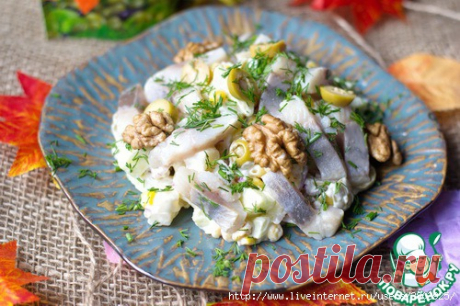 Салат из сельди с кукурузой - лаконичный, сдержанный, но какой же он вкусный при этом!