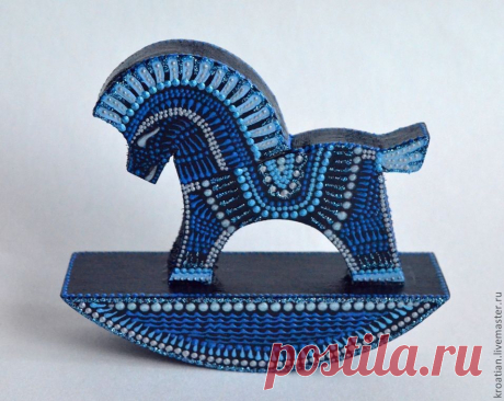 Новый Год, Новый Год...

31 января 2014 г., согласно восточному календарю, наступает год Синей деревянной Лошади. Некоторые астрологи предпочитают говорить о Зелёной Лошади. Этот год несет в себе динамизм и напористость, сочетание расчетливости и огненной страсти. Году Лошади соответствуют такие цвета, как зелёный, синий (голубой). Стихия — дерево, которому присущи такие характеристики, как практичность, неумеренность, вспыльчивость.