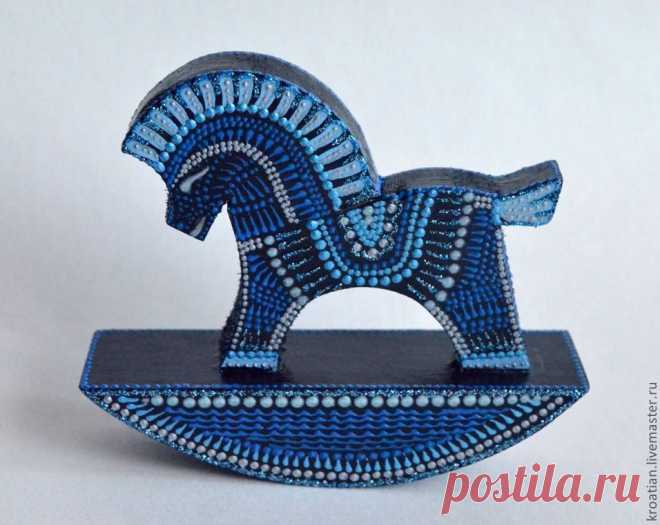 Новый Год, Новый Год...

31 января 2014 г., согласно восточному календарю, наступает год Синей деревянной Лошади. Некоторые астрологи предпочитают говорить о Зелёной Лошади. Этот год несет в себе динамизм и напористость, сочетание расчетливости и огненной страсти. Году Лошади соответствуют такие цвета, как зелёный, синий (голубой). Стихия — дерево, которому присущи такие характеристики, как практичность, неумеренность, вспыльчивость.