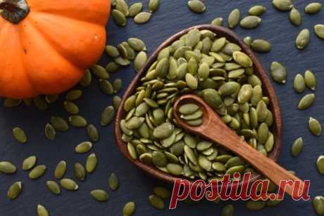 12 полезных продуктов для мужчин. Шоколад и тыквенные семечки Тыквенные семечки — отличный источник цинка, магния, антиоксидантов и полезных жиров.