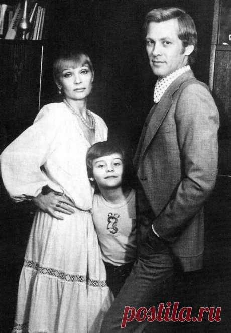 АЛЕКСАНДР ВАСИЛЬЕВ&amp;ДРУЗЬЯ
МАРИЯ СМИРНОВА