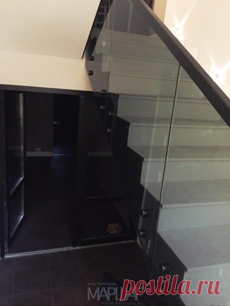 Изготовление лестниц, ограждений, перил Маршаг – Черная балюстрада из стекла установка