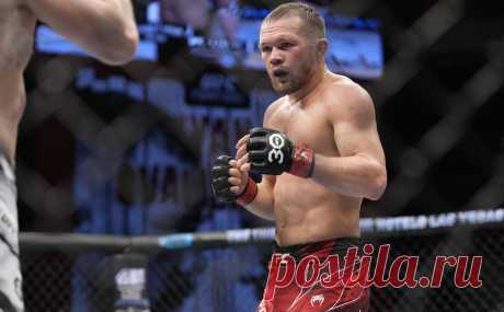 Экс-чемпион UFC Петр Ян победил американца на турнире в Абу-Даби. Российский боец оказался сильнее Маркуса Макги, который занимал 12-е место в рейтинге UFC в легком весе