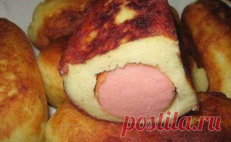 Сосиски в картошке! 
Рецепт, который всех поражает своей простотой и вкусом.
Ингредиенты:4 средних, отваренных в мундире картофелины; 
3 сосиски; 
2 яйца; 
3-4 ст. л. муки (и немного муки для панировки); 
1-2 зубчика чеснока; растительное масло (для жарки); 
соль, 
чёрный свежесмолотый перец - по вкусу.
Приготовление -  https://fifira.ru/dom/recepty-vypechki/sosiski-v-kartoshke