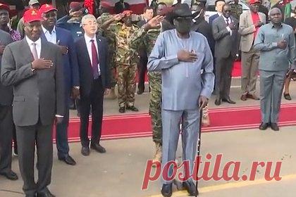 Президент Южного Судана обмочился при звуках гимна. Президент Южного Судана Салва Киир обмочился при звуках национального гимна. На попавшем в сеть видео видно, как во время выступления духового оркестра у 71-летнего политика становится мокрой штанина. Кадры инцидента распространились в соцсетях и стали вирусными.