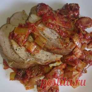 Бедро индейки с луком и грибами