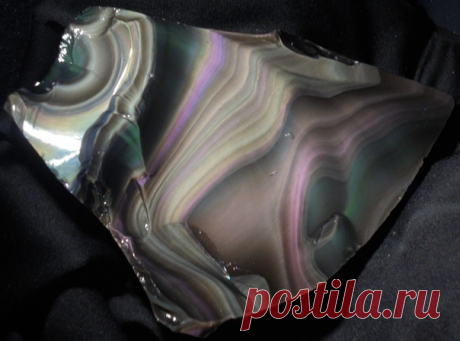 Радужный обсидиан.
Минерал необычайной красоты, обладающий невероятными оттенками и узорами. В соответствии с легендой свое название камень получил, благодаря Обсидию, который привез его в Рим.
#Фирдаус_Батдалова
#имитациякамней #декупаж #шкатулки_из_камней