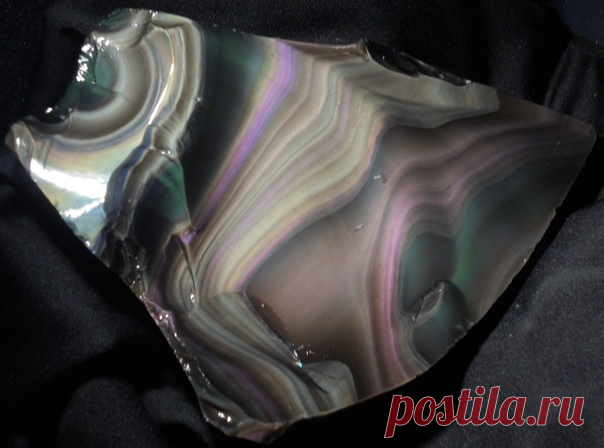 Радужный обсидиан.
Минерал необычайной красоты, обладающий невероятными оттенками и узорами. В соответствии с легендой свое название камень получил, благодаря Обсидию, который привез его в Рим.
#Фирдаус_Батдалова 
#имитациякамней #декупаж #шкатулки_из_камней