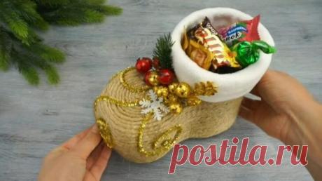 Рождественский сапожок на Новый год Забирайте эту отличную идею из бутылки и скорее реализуйте в ближайшее время! Из простой пластиковой бутылки — очаровательный рождественский сапожок, который можно наполнить конфетами. Смотрится он пр...