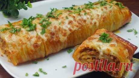 Из 3 картофелин и фарша приготовила настоящую вкуснятину! Быстро, сытно, хочется ещё - Будет вкусно - 29 августа - 43838765438 - Медиаплатформа МирТесен Картофельный рулет с фаршем — отличная идея для ужина! Сытно, быстро, просто и очень вкусно. А главное, все ингредиенты доступные! Ингредиенты: 3 большие картошки (1 кг); 4 ст. л. растительного масла; 150 гр. + 100 гр. сыра; 350 гр. фарша; 1 луковица; 2 зубчика чеснока; 2 ст. л. томатного соуса - 29 августа - 43838765438 -...