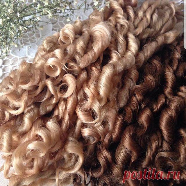Дорое утро , мои дорогие !) Сегодня про кудри и волосы для кукол ))) Сделаю пост еще раз , и отвечу всем сразу ))) ...а где вы берете кудри ? Посоветуйте надежного мастера ... Заказывала и качество не понравилось ... Девочки !) Я беру только в одном месте и больше ни у кого )) у нас в Новосибирске есть мастер Марина Решетникова @citywool  Она делает великолепные кудри за качество которых вы можете не беспокоиться и всегда получите очень нежные и красивые кудряшки ) у нее е...