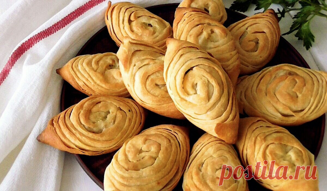 Домашнее лакомство для любимых: горячие, воздушные пирожки-лодочки с пикантной начинкой в духовке | Noteru.com
