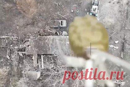 Российский беспилотник закинул гранату в трубу подземного укрепления ВСУ. Бойцы 60-го отдельного мотострелкового батальона «Ветераны» с помощью беспилотников нанесли удары по позициям Вооруженных сил Украины (ВСУ) в районе Новоселовского. Отмечается, что украинские военные прячутся в подвалах, и заставить их покинуть укрепленные позиции сложно.