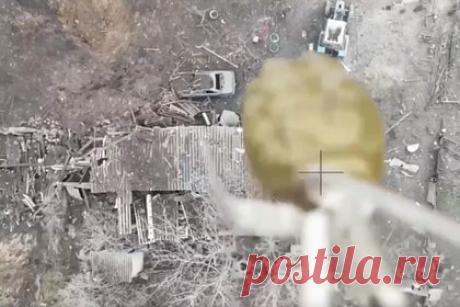 Российский беспилотник закинул гранату в трубу подземного укрепления ВСУ. Бойцы 60-го отдельного мотострелкового батальона «Ветераны» с помощью беспилотников нанесли удары по позициям Вооруженных сил Украины (ВСУ) в районе Новоселовского. Отмечается, что украинские военные прячутся в подвалах, и заставить их покинуть укрепленные позиции сложно.