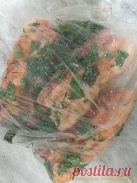 Вкусное «зеленое» сало Хотите удивить гостей, красивым и вкусным обыкновенным салом? Тогда данная статья вам в помощь!Казалось сало, что тут оригинального и интересного! Простое и стародавнее блюдо. А нет! Есть один простой, но интересный рецепт и очень красиво смотрится на столе при подаче.ИнгредиентыСало (лучше