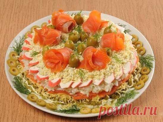 Салат «Праздничный»
Ингредиенты
200 г крабовых палочек
180 г соленой семги
1 небольшая банка консервированного горошка
3 яйца
3 соленых огурца
100 г твердого сыра
1/4 стакана риса
2–3 зубчика чеснока
Майонез
Для украшения
Зелень укропа
1/2 банки оливок
Приготовление
Рис отварить в подсоленной воде. Остудить. Яйца сварить вкрутую, очистить. Отделить желтки от белков. Белки натереть на крупной терке. Желтки размять вилкой.
Соленые огурцы и твердый сыр натереть на мелкой терке в отдельную посуд