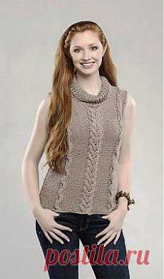 Вязаная безрукавка спицами изнаночной гладью с косами